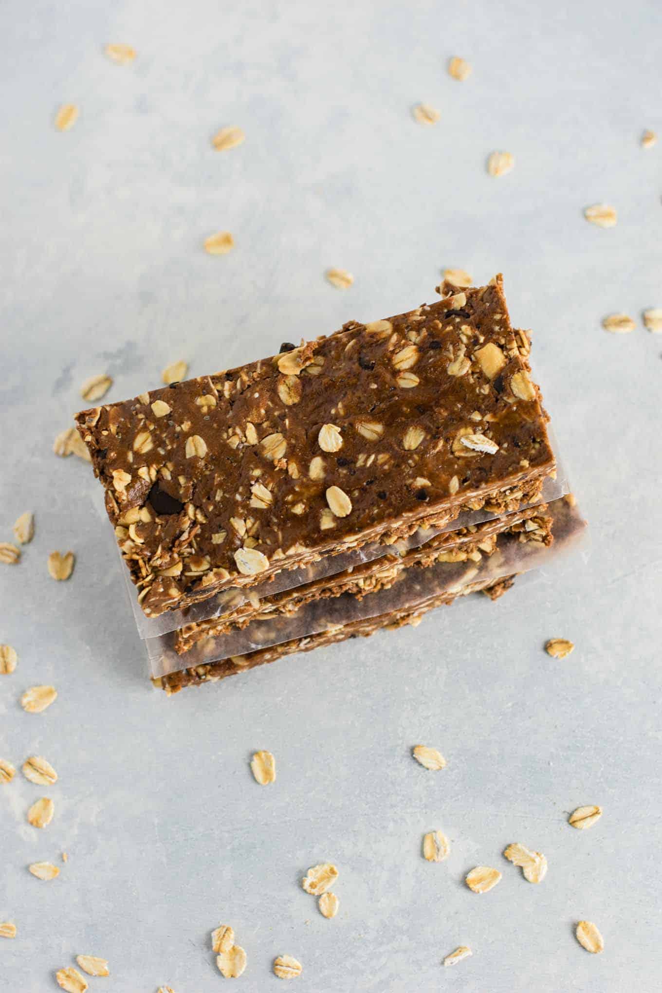 No bake chocolate cashew protein bars (vegan, gluten free.) An easy protein bar recipe perfect for meal prep. #nobake #proteinbars #vegan #glutenfree #mealprep 