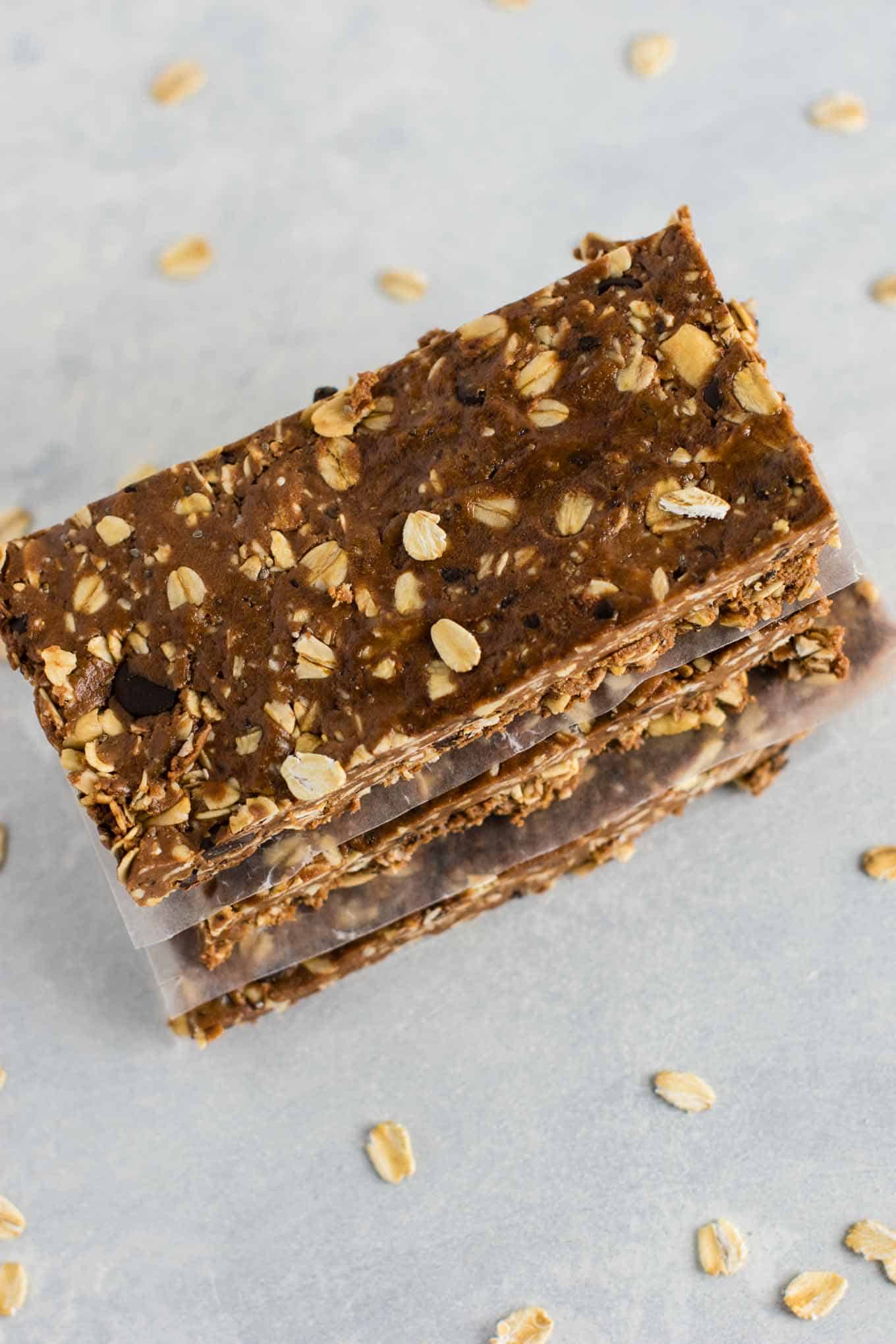 No bake chocolate cashew protein bars (vegan, gluten free.) An easy protein bar recipe perfect for meal prep. #nobake #proteinbars #vegan #glutenfree #mealprep 