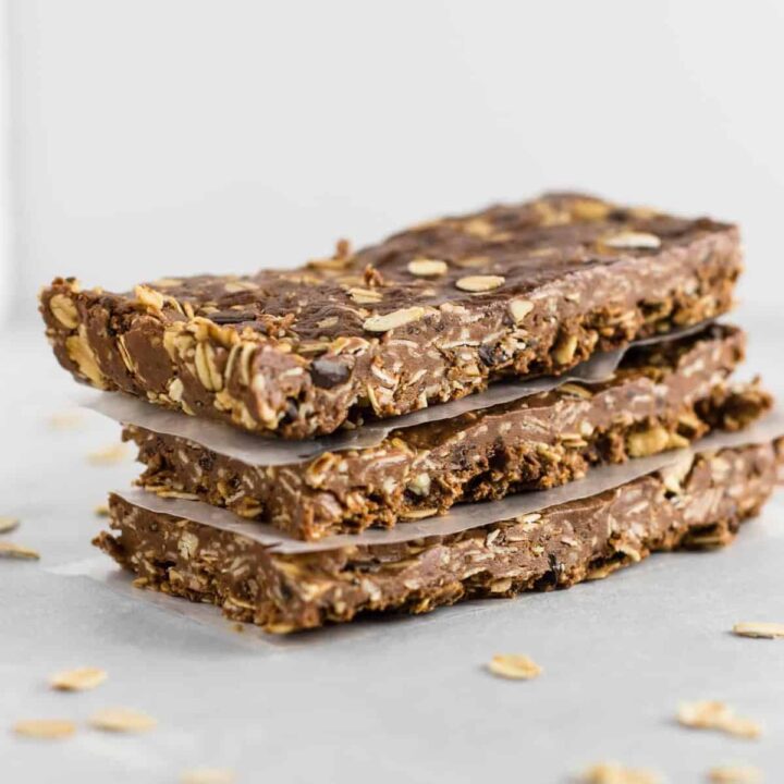 No bake chocolate cashew protein bars (vegan, gluten free.) An easy protein bar recipe perfect for meal prep. #nobake #proteinbars #vegan #glutenfree #mealprep