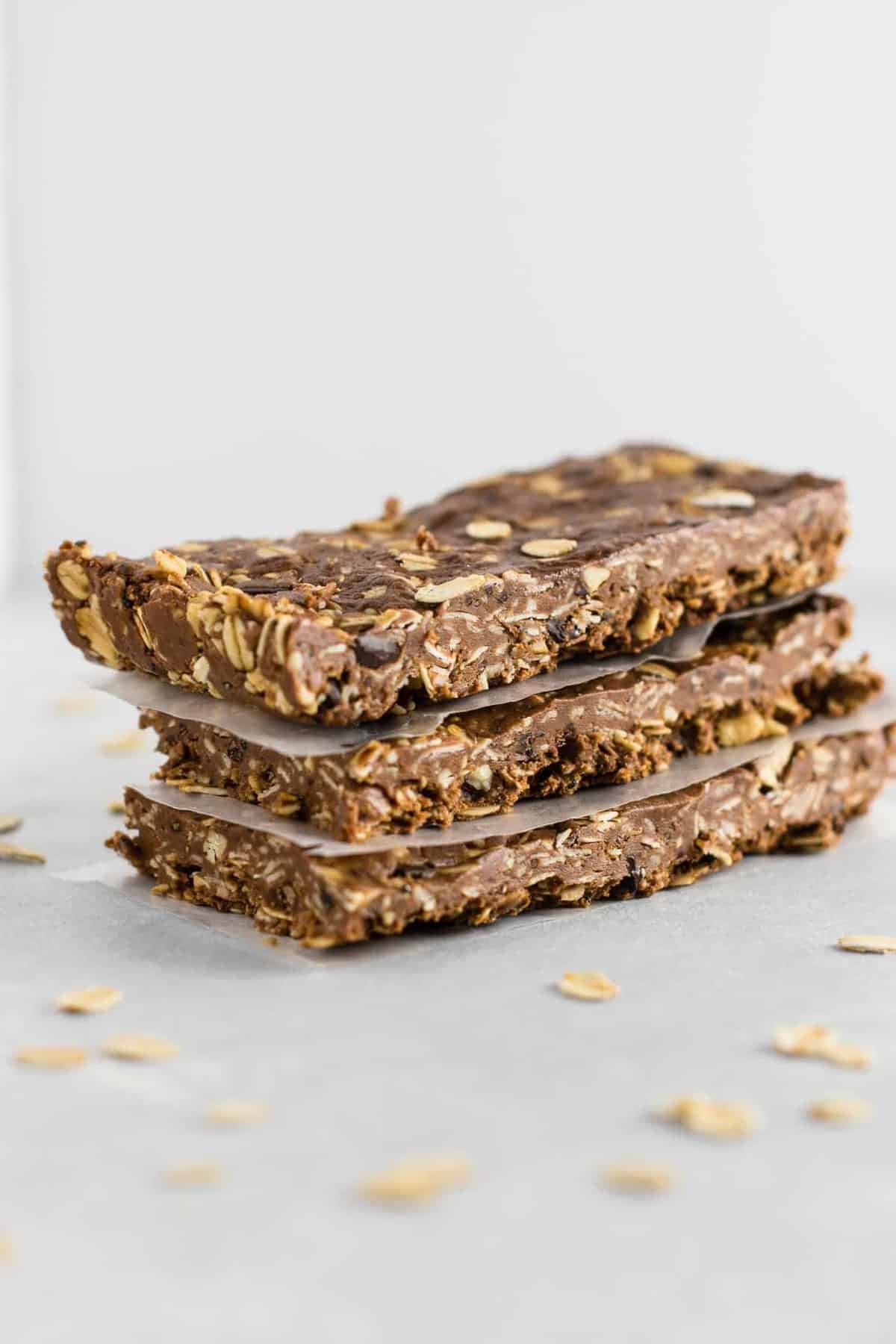 No bake chocolate cashew protein bars (vegan, gluten free.) An easy protein bar recipe perfect for meal prep. #nobake #proteinbars #vegan #glutenfree #mealprep