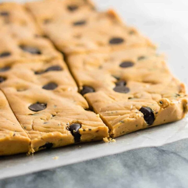 Chocolate Chip Peanut Butter Protein Bars made with honey, peanut butter, and a few other simple ingredients (gluten free.) Make these ahead for easy snack prep! #glutenfree #proteinbars #peanutbutter #chocolatechip #nobake #snacks #mealprep