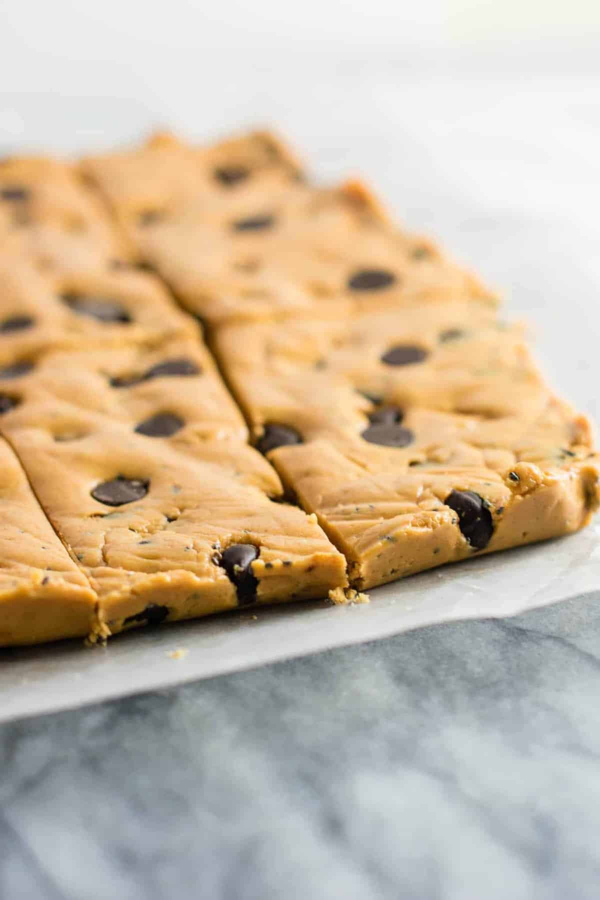 Chocolate Chip Peanut Butter Protein Bars made with honey, peanut butter, and a few other simple ingredients (gluten free.) Make these ahead for easy snack prep! #glutenfree #proteinbars #peanutbutter #chocolatechip #nobake #snacks #mealprep 