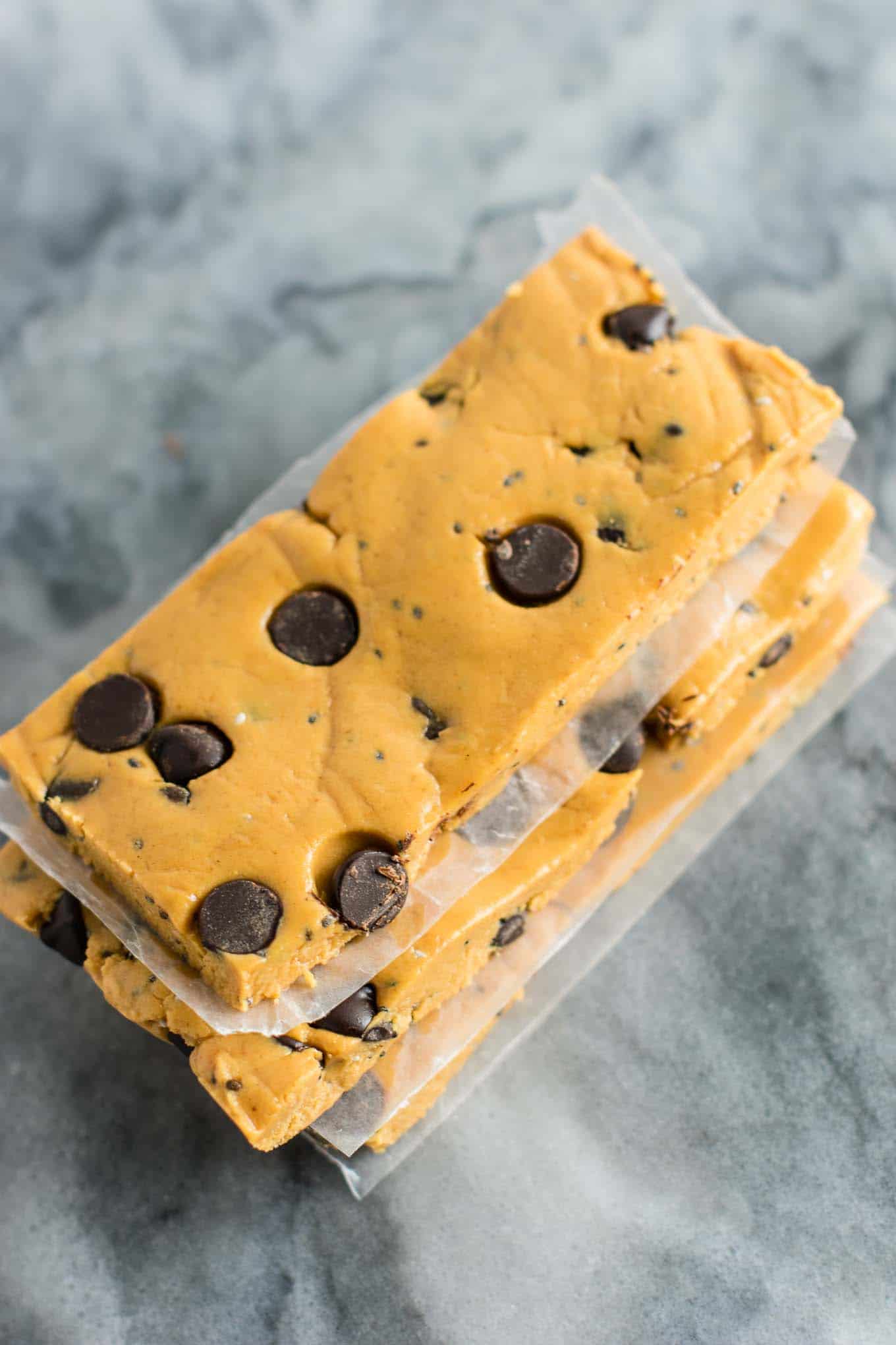 Chocolate Chip Peanut Butter Protein Bars made with honey, peanut butter, and a few other simple ingredients (gluten free.) Make these ahead for easy snack prep! #glutenfree #proteinbars #peanutbutter #chocolatechip #nobake #snacks #mealprep 