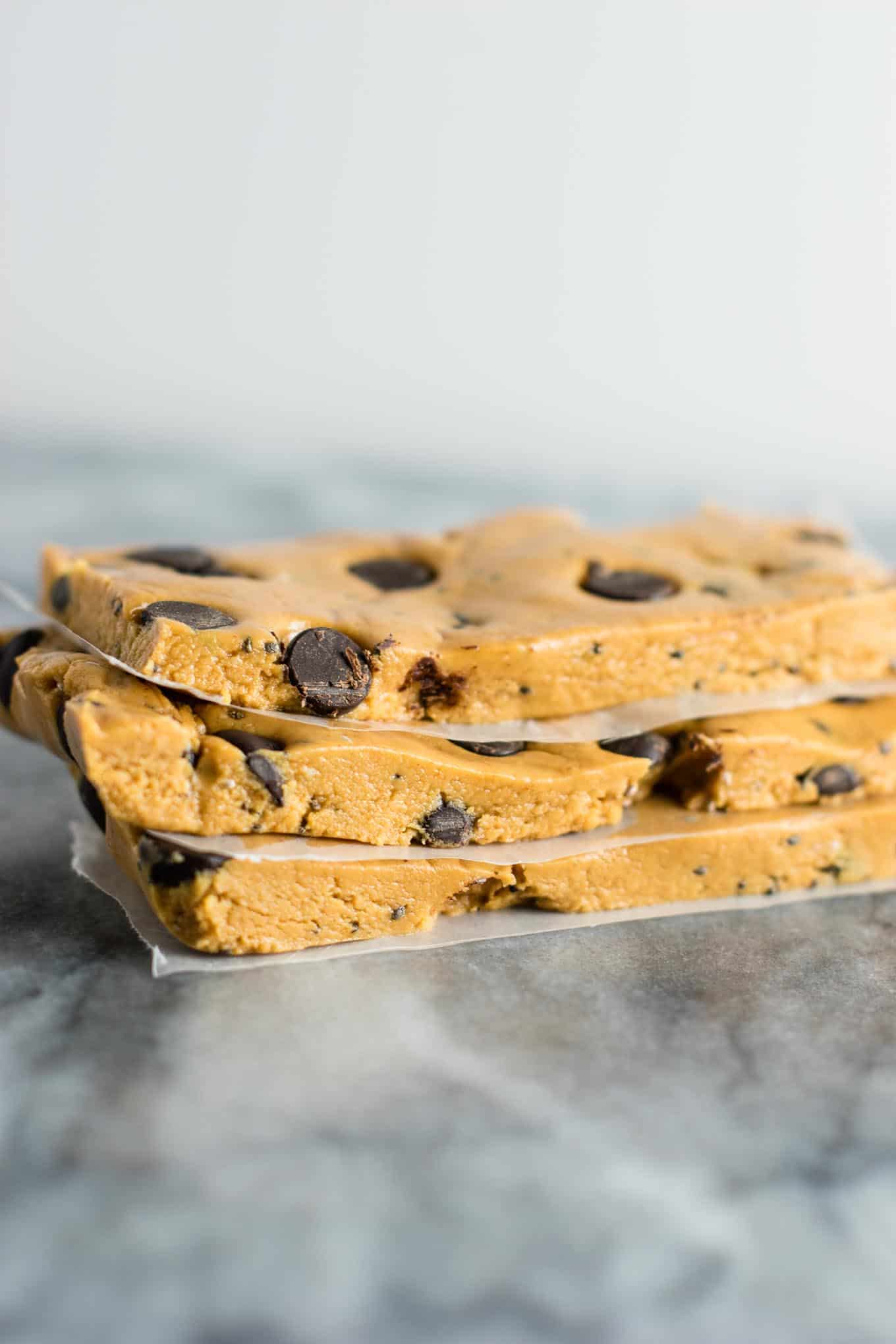 Chocolate Chip Peanut Butter Protein Bars made with honey, peanut butter, and a few other simple ingredients (gluten free.) Make these ahead for easy snack prep! #glutenfree #proteinbars #peanutbutter #chocolatechip #nobake #snacks #mealprep 