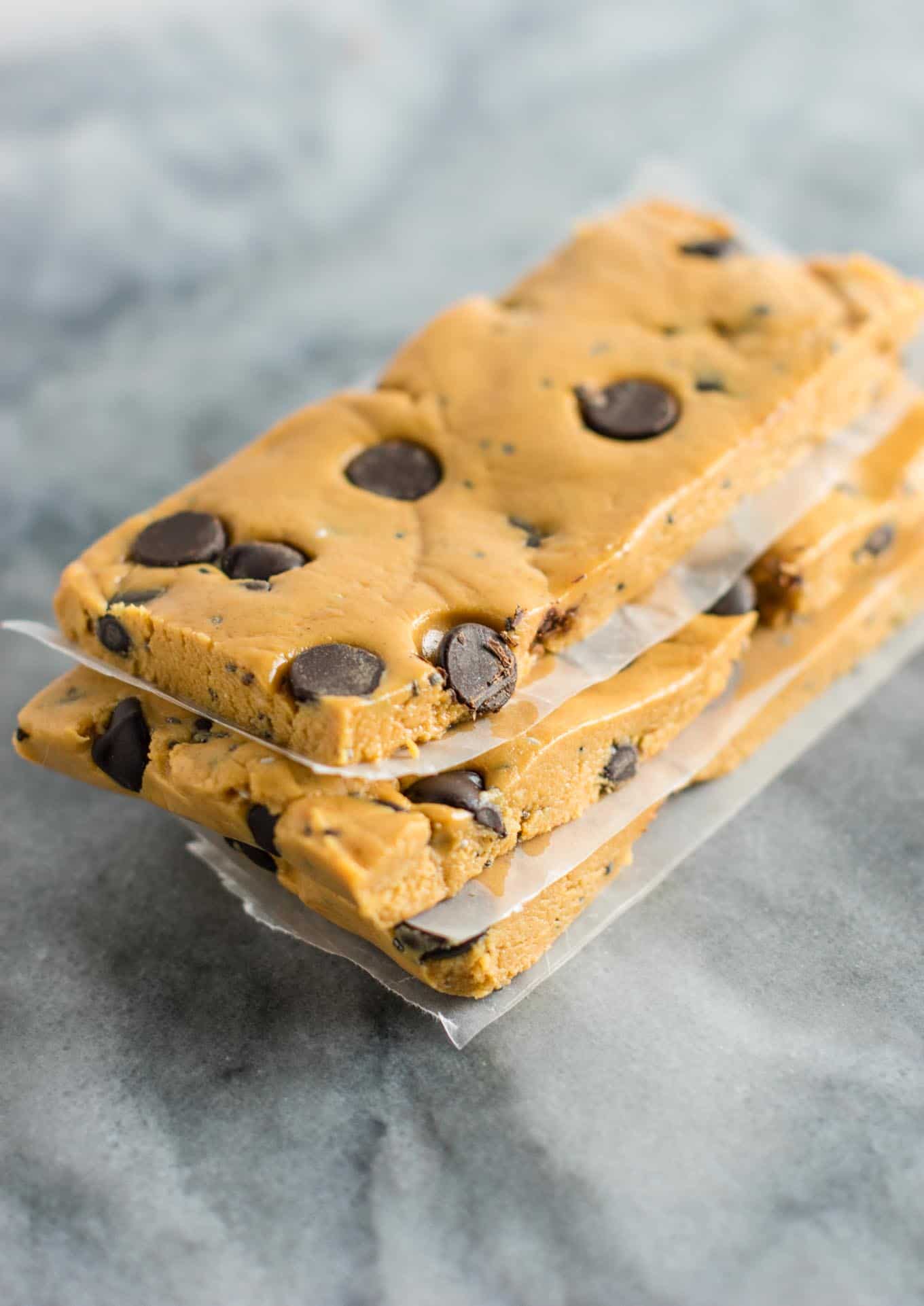 Chocolate Chip Peanut Butter Protein Bars made with honey, peanut butter, and a few other simple ingredients (gluten free.) Make these ahead for easy snack prep! #glutenfree #proteinbars #peanutbutter #chocolatechip #nobake #snacks #mealprep 