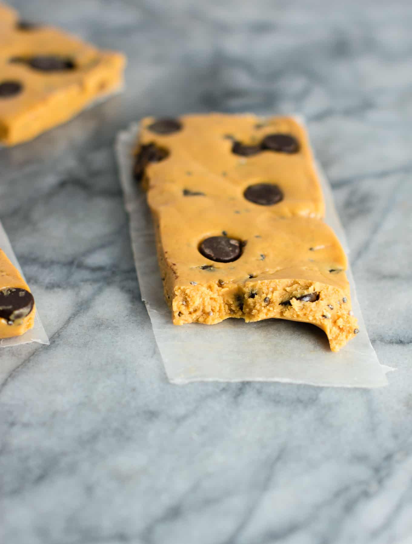 Chocolate Chip Peanut Butter Protein Bars made with honey, peanut butter, and a few other simple ingredients (gluten free.) Make these ahead for easy snack prep! #glutenfree #proteinbars #peanutbutter #chocolatechip #nobake #snacks #mealprep 