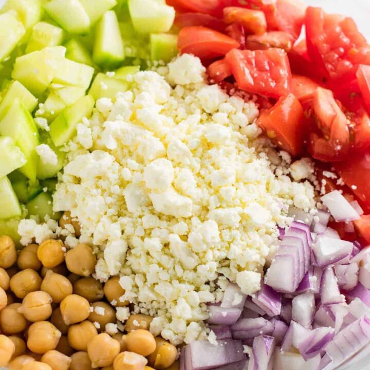 Cucumber chickpea greek salad with lemon olive oil dressing. I made this for meal prep lunches and it was amazing! #mealprep #vegetarian #salad #greeksalad #cucumbergreeksalad #chickpeagreeksalad #meatless #vegetariansalad