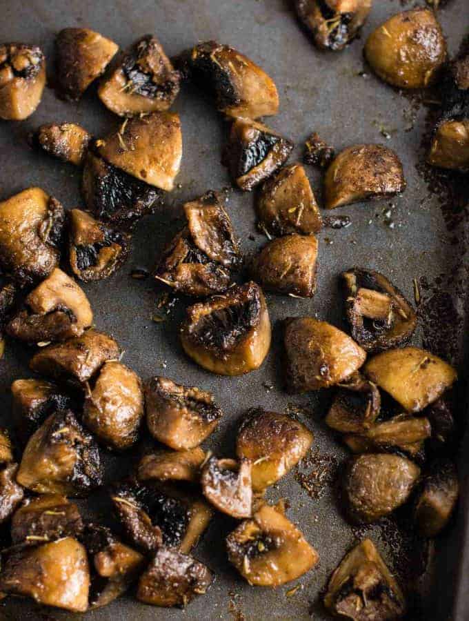 Quick and easy roasted mushrooms recipe. Perfect healthy side dish! #sidedish #roastedmushrooms #vegan #meatless #mushrooms #dinner #vegetables