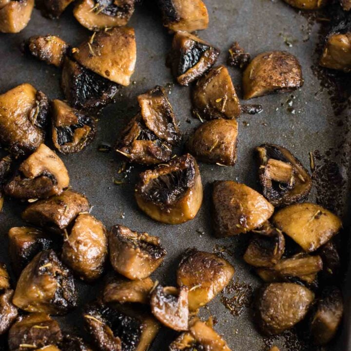 Quick and easy roasted mushrooms recipe. Perfect healthy side dish! #sidedish #roastedmushrooms #vegan #meatless #mushrooms #dinner #vegetables