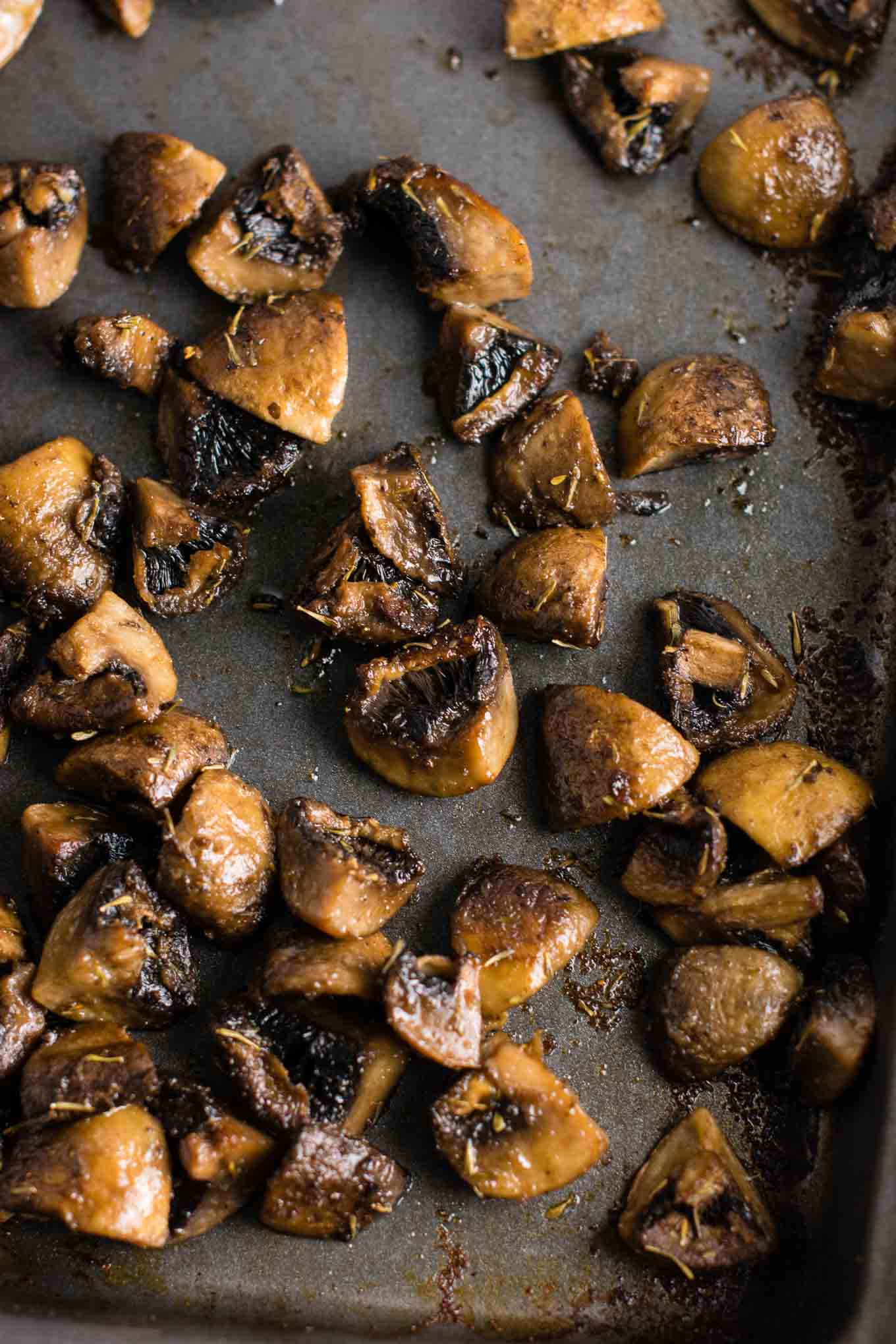 Quick and easy roasted mushrooms recipe. Perfect healthy side dish! #sidedish #roastedmushrooms #vegan #meatless #mushrooms #dinner #vegetables 