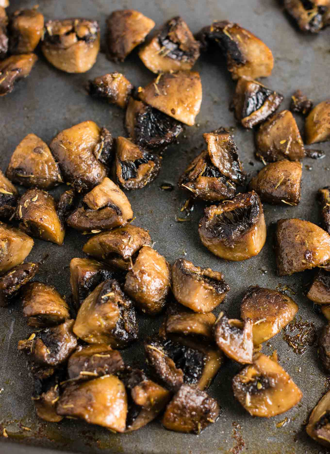 Quick and easy roasted mushrooms recipe. Perfect healthy side dish! #sidedish #roastedmushrooms #vegan #meatless #mushrooms #dinner #vegetables 