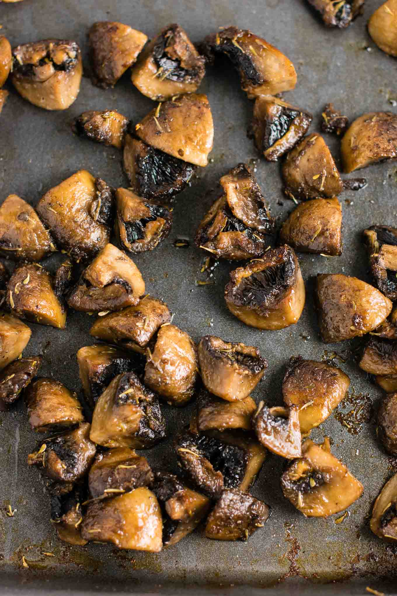 Quick and easy roasted mushrooms recipe. Perfect healthy side dish! #sidedish #roastedmushrooms #vegan #meatless #mushrooms #dinner #vegetables