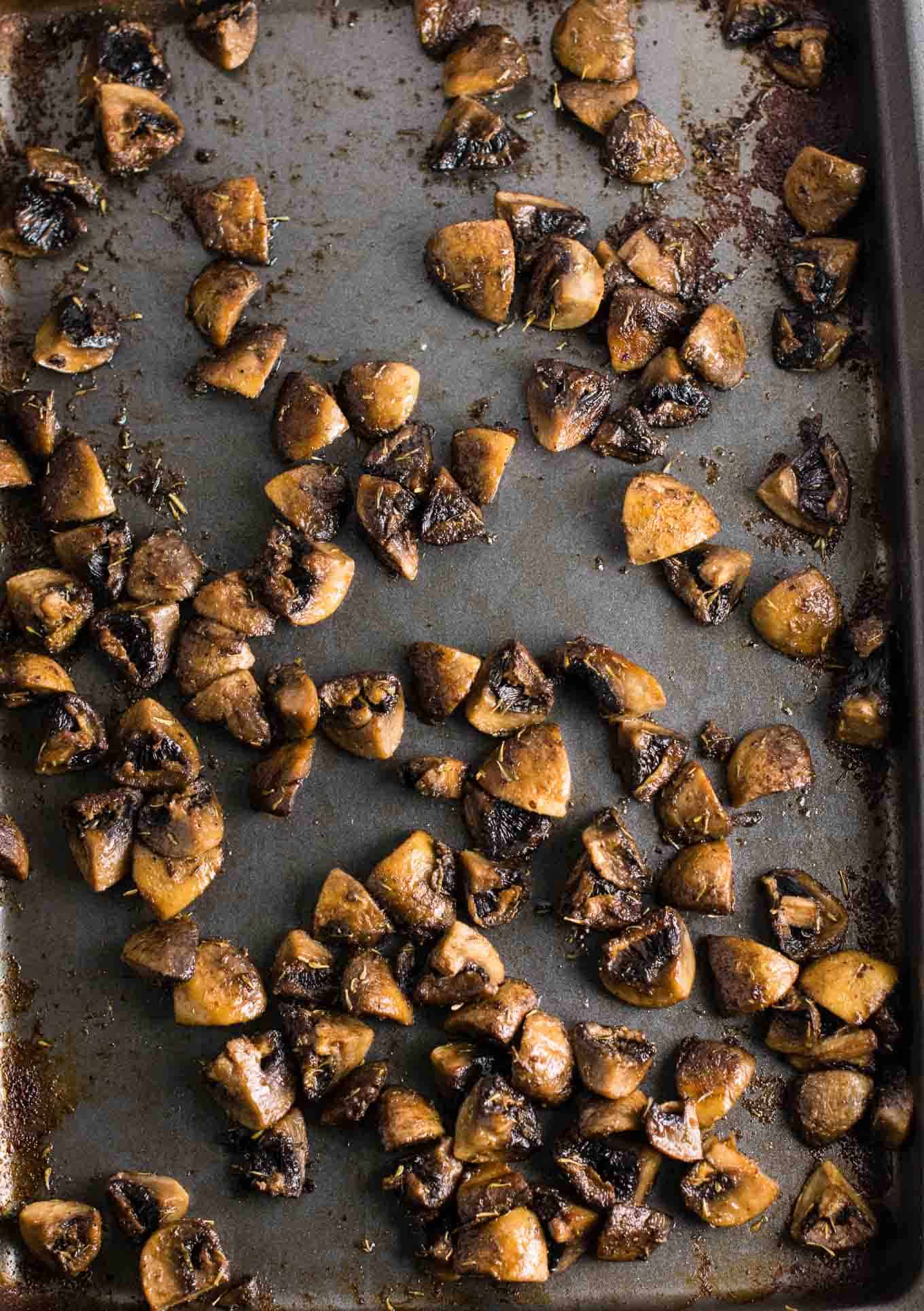 Quick and easy roasted mushrooms recipe. Perfect healthy side dish! #sidedish #roastedmushrooms #vegan #meatless #mushrooms #dinner #vegetables 