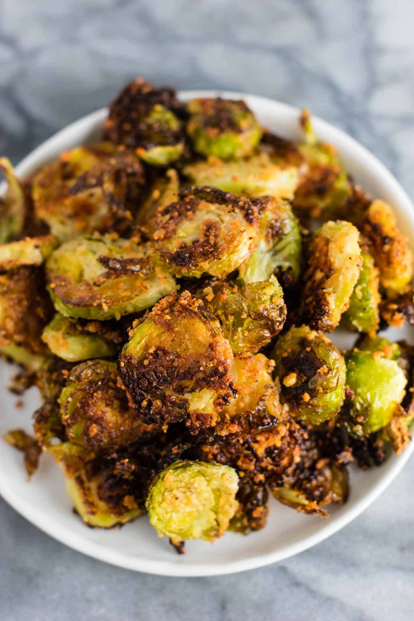 brussel sprouts chips Roasted Brussel sprout chips - these are so good I could eat the whole pan myself! #brusselsprouts #brusselsproutchips #dinner #sidedish #vegetarian