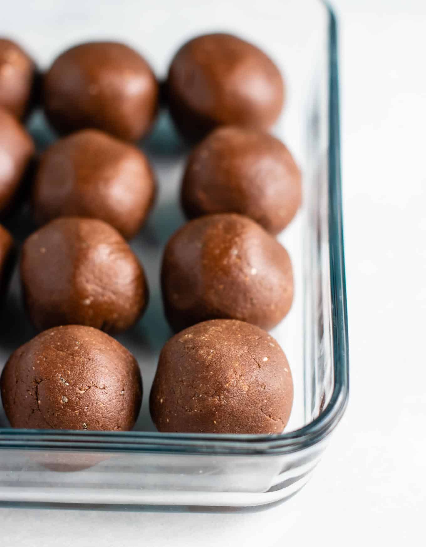 Chocolate protein balls (gluten free) Healthy dessert for when you're craving chocolate #proteinballs #chocolate #chocolateproteinballs #nobake #glutenfree
