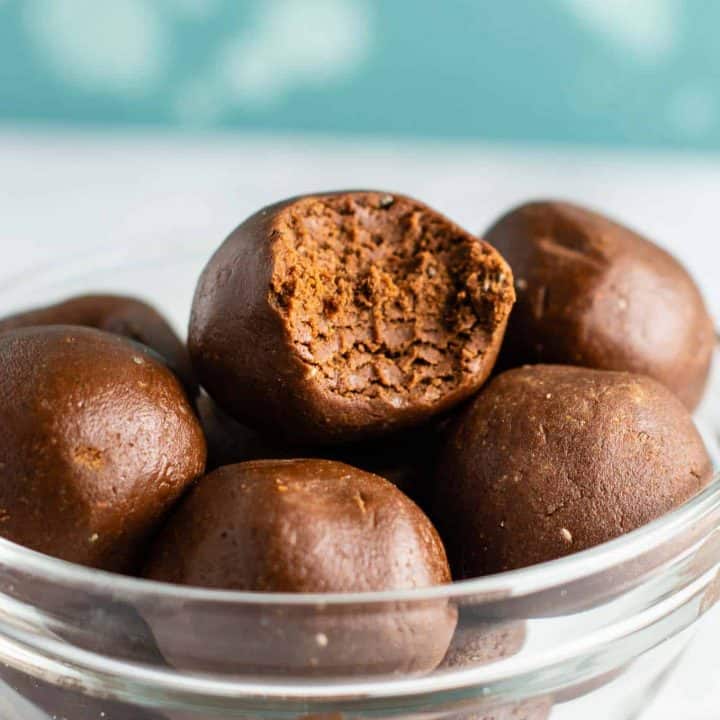 Chocolate protein balls (gluten free) Healthy dessert for when you're craving chocolate #proteinballs #chocolate #chocolateproteinballs #nobake #glutenfree