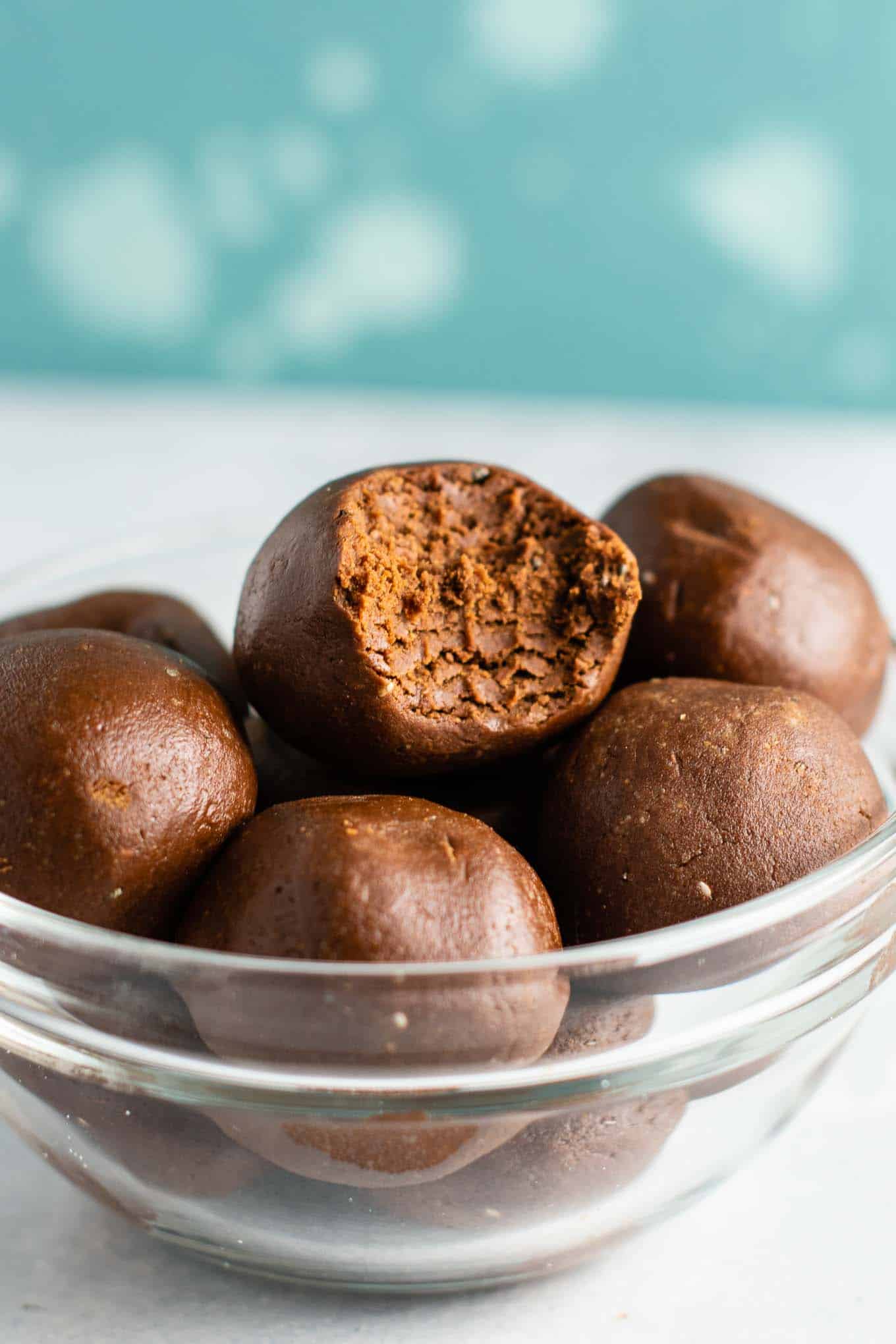 Chocolate protein balls (gluten free) Healthy dessert for when you're craving chocolate #proteinballs #chocolate #chocolateproteinballs #nobake #glutenfree