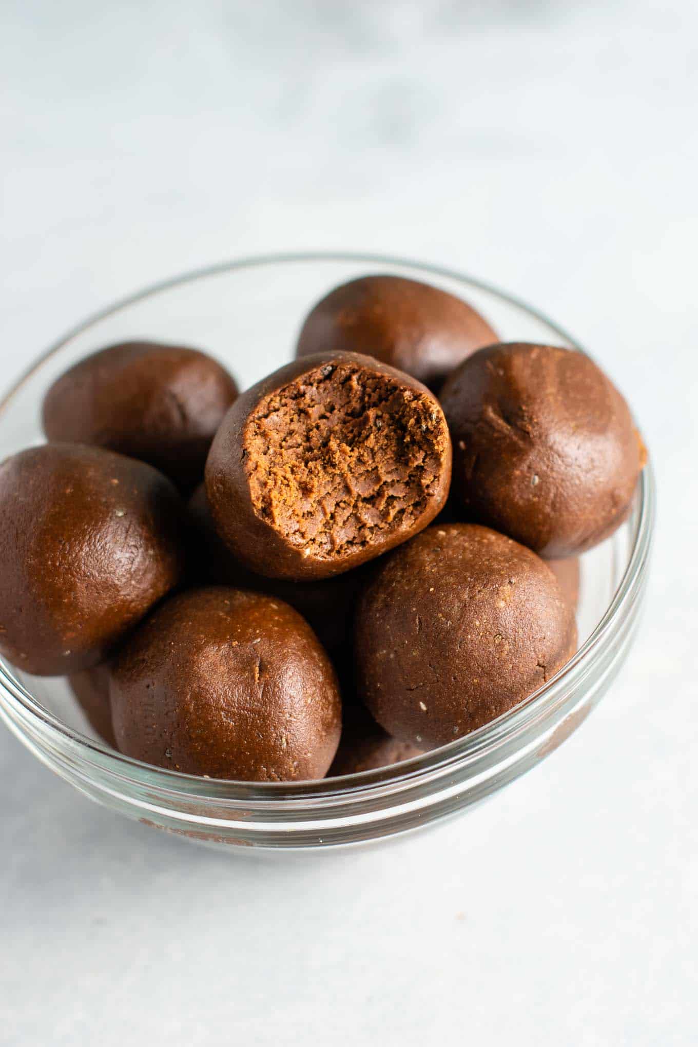 Chocolate protein balls (gluten free) Healthy dessert for when you're craving chocolate #proteinballs #chocolate #chocolateproteinballs #nobake #glutenfree