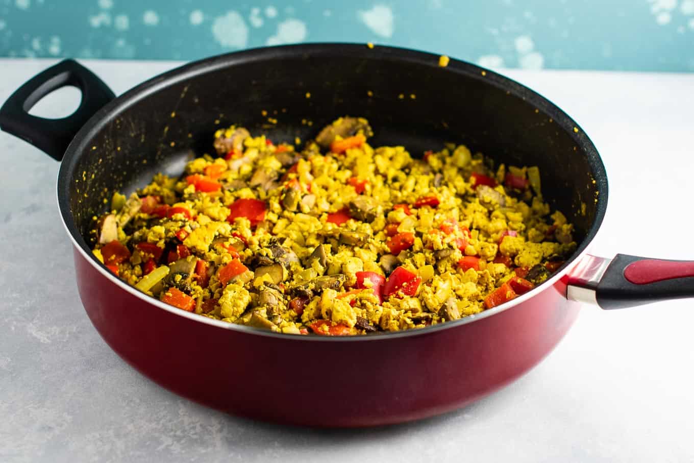 Tofu scrambled eggs with bell pepper and mushroom. This tastes amazing and was really satisfying! #tofuscramble #vegan #breakfast #veganbreakfast #meatless #dairyfree #eggfree