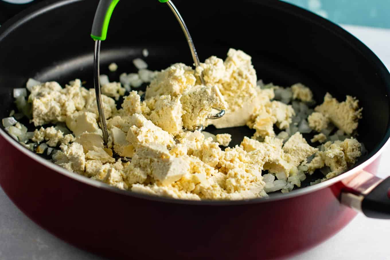 Easy tofu scramble recipe with bell pepper and mushroom. This tastes amazing and was really satisfying! #tofuscramble #vegan #breakfast #veganbreakfast #meatless #dairyfree #eggfree