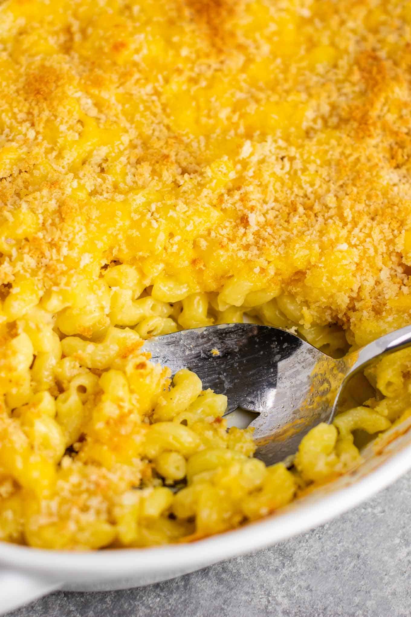Baked Mac and Cheese - Classic baked comfort food that the whole family will love! #macaroniandcheese #bakedmacaroniandcheese #comfortfood #sidedish #macandcheese #soulfood 