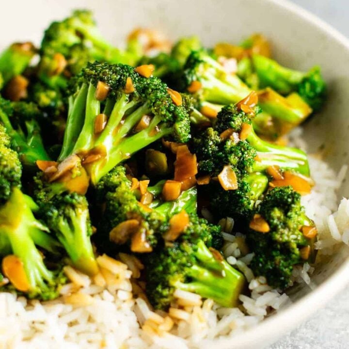Chinese broccoli with garlic sauce recipe – this is so easy to make and the stir fry sauce is only 3 ingredients! Tastes just like takeout. #broccoliwithgarlicsauce #stirfry #stirfrysauce #broccolistirfry #vegan #vegetarian #sidedish #chinese