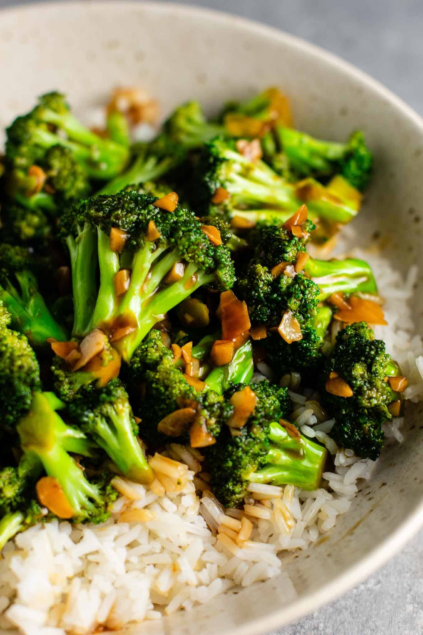 Broccoli stir fry recipe – this is so easy to make and the stir fry sauce is only 3 ingredients! Tastes just like takeout. #broccoliwithgarlicsauce #stirfry #stirfrysauce #broccolistirfry #vegan #vegetarian #sidedish #chinese