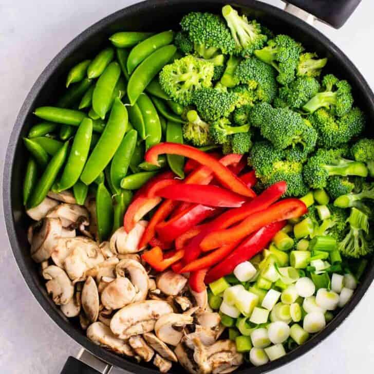 Stir fry vegetables recipe – with homemade stir fry sauce. This is amazing and has so much flavor! #stirfryvegetables #stirfry #stirfryrecipe #stirfrysauce #vegetarian #vegan #glutenfree #dinner #dinnerrecipe