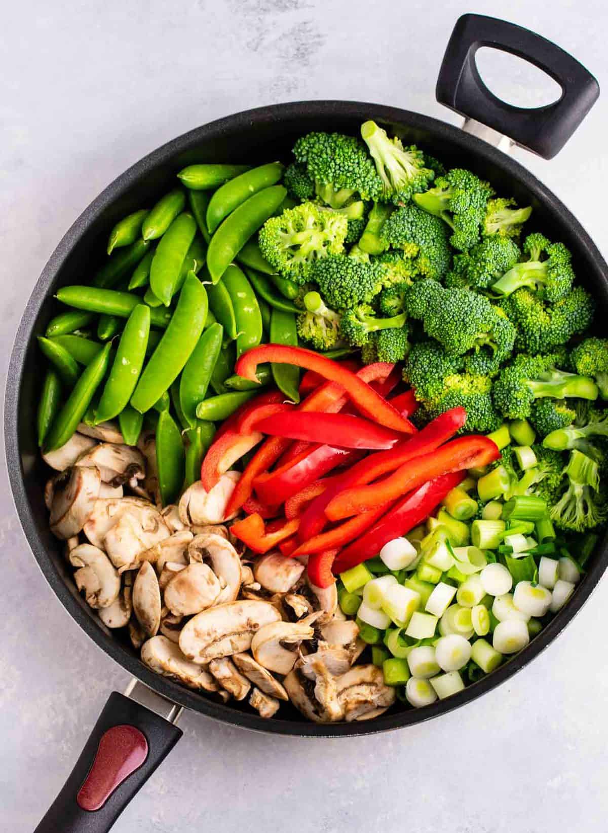 Stir fry vegetables recipe – with homemade stir fry sauce. This is amazing and has so much flavor! #stirfryvegetables #stirfry #stirfryrecipe #stirfrysauce #vegetarian #vegan #glutenfree #dinner #dinnerrecipe