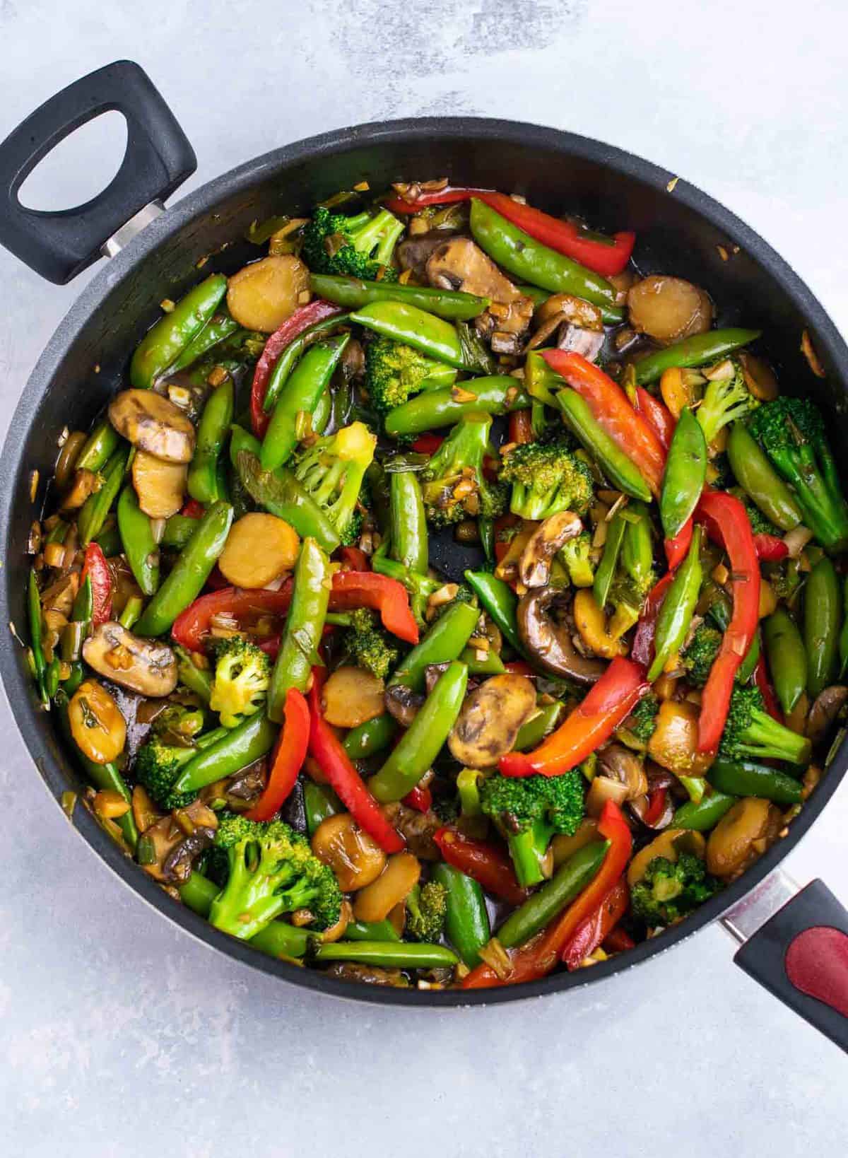 Stir fry veggies – with homemade stir fry sauce. This is amazing and has so much flavor! #stirfryvegetables #stirfry #stirfryrecipe #stirfrysauce #vegetarian #vegan #glutenfree #dinner #dinnerrecipe