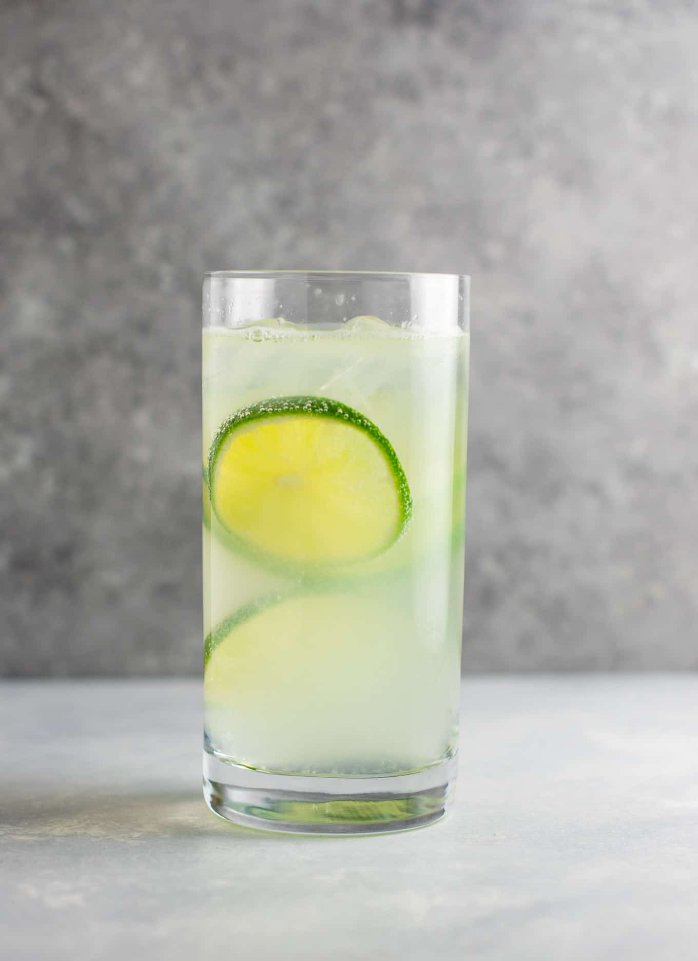 How to make gin rickey recipe – classic favorite + it’s a healthy alcoholic drink! #ginrickey #healthydrink #healthyalcoholicdrink #gin #gindrink #drinks #healthylifestyle