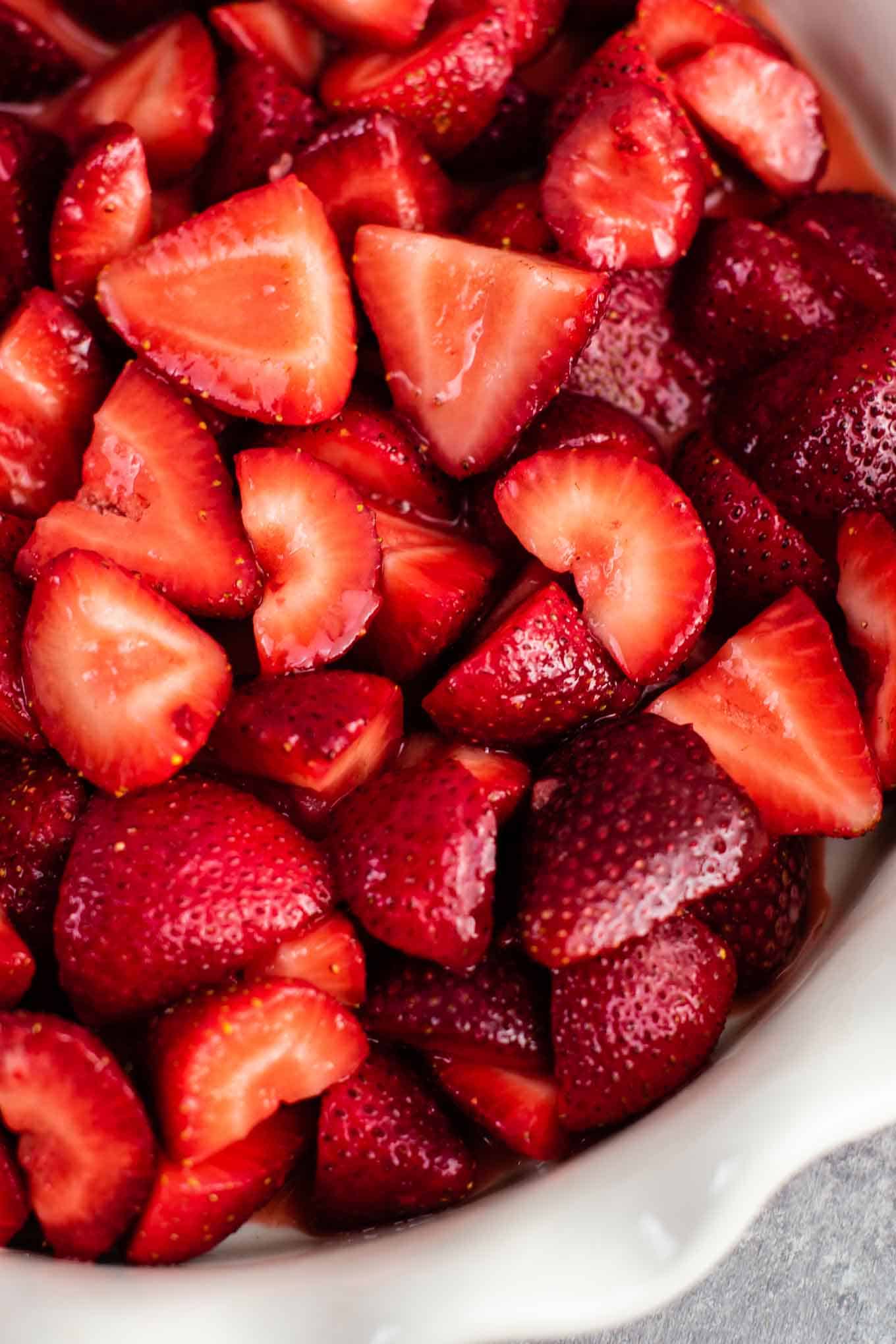 Easy strawberry crisp recipe (gluten free + vegan) – perfect for using up fresh strawberries! #strawberrycrisp #dessert #glutenfree #vegan #healthydessert #dairyfree