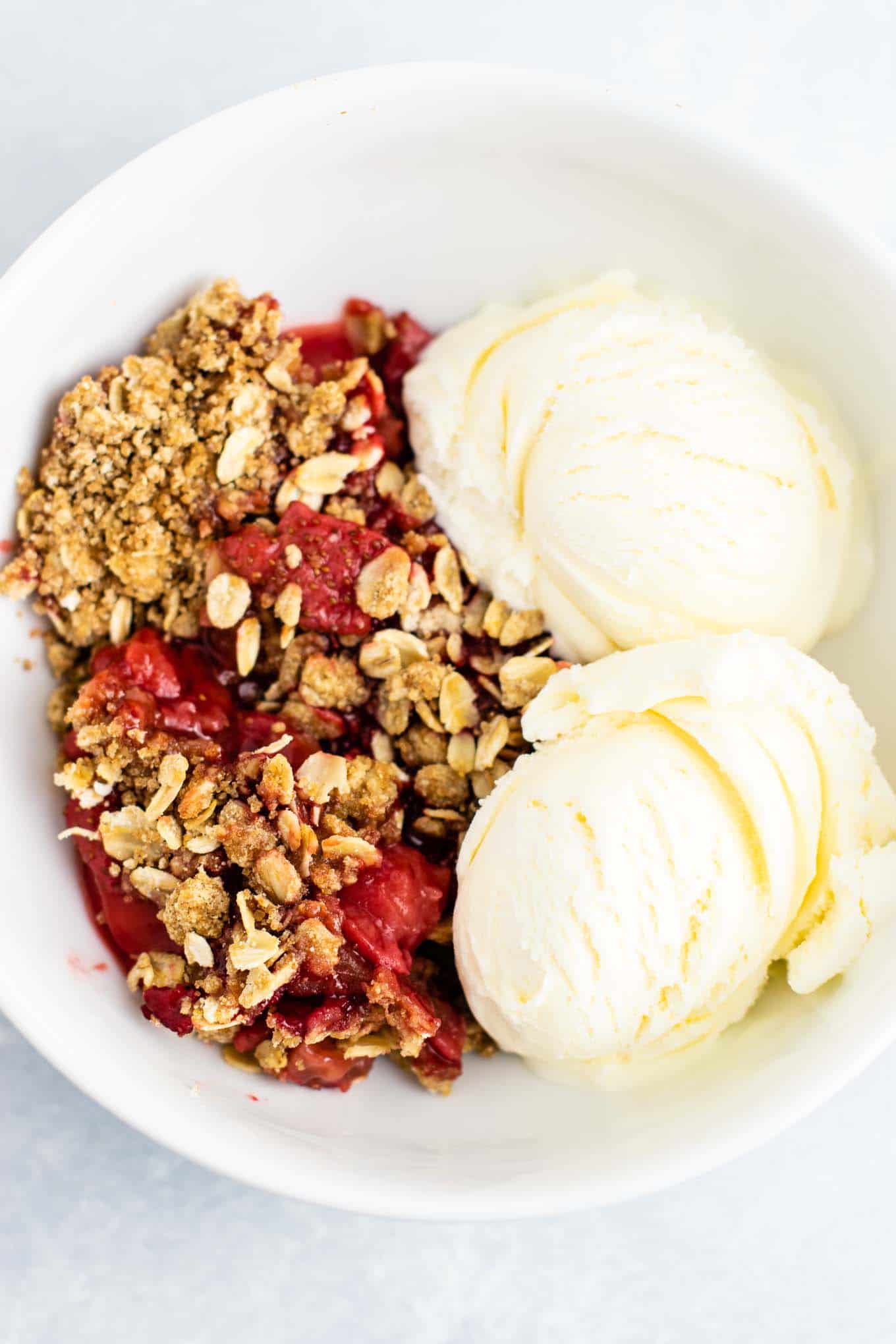 Easy strawberry crisp recipe (gluten free + vegan) – perfect for using up fresh strawberries! #strawberrycrisp #dessert #glutenfree #vegan #healthydessert #dairyfree