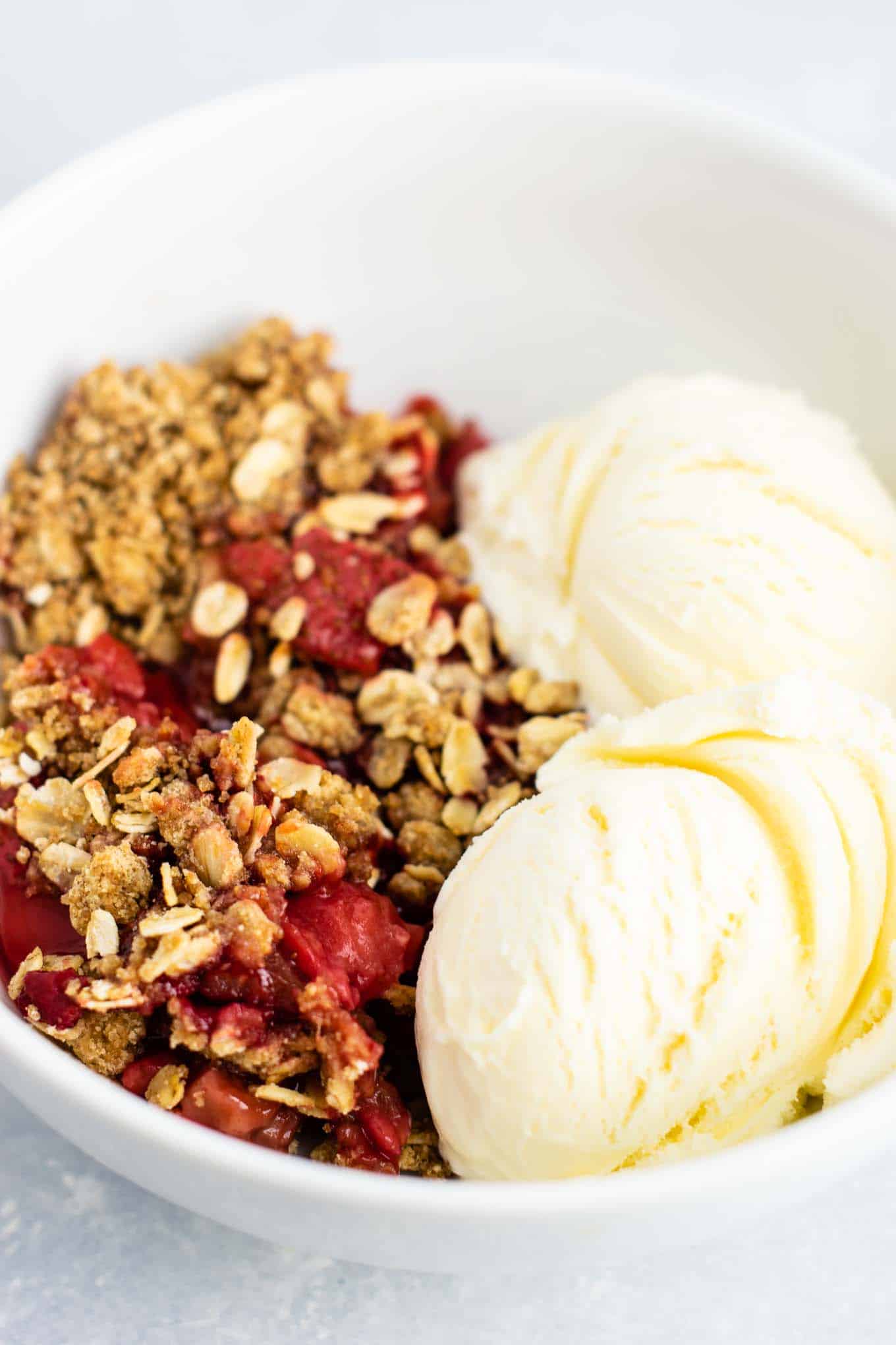 Easy strawberry crisp recipe (gluten free + vegan) – perfect for using up fresh strawberries! #strawberrycrisp #dessert #glutenfree #vegan #healthydessert #dairyfree