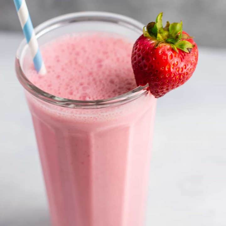 Strawberry smoothie recipe with fresh strawberries. Perfect for summer! #strawberrysmoothie #smoothie #vegetarian #breakfast #smoothierecipe #healthy #healthyfood #healthyrecipes #healthylifestyle