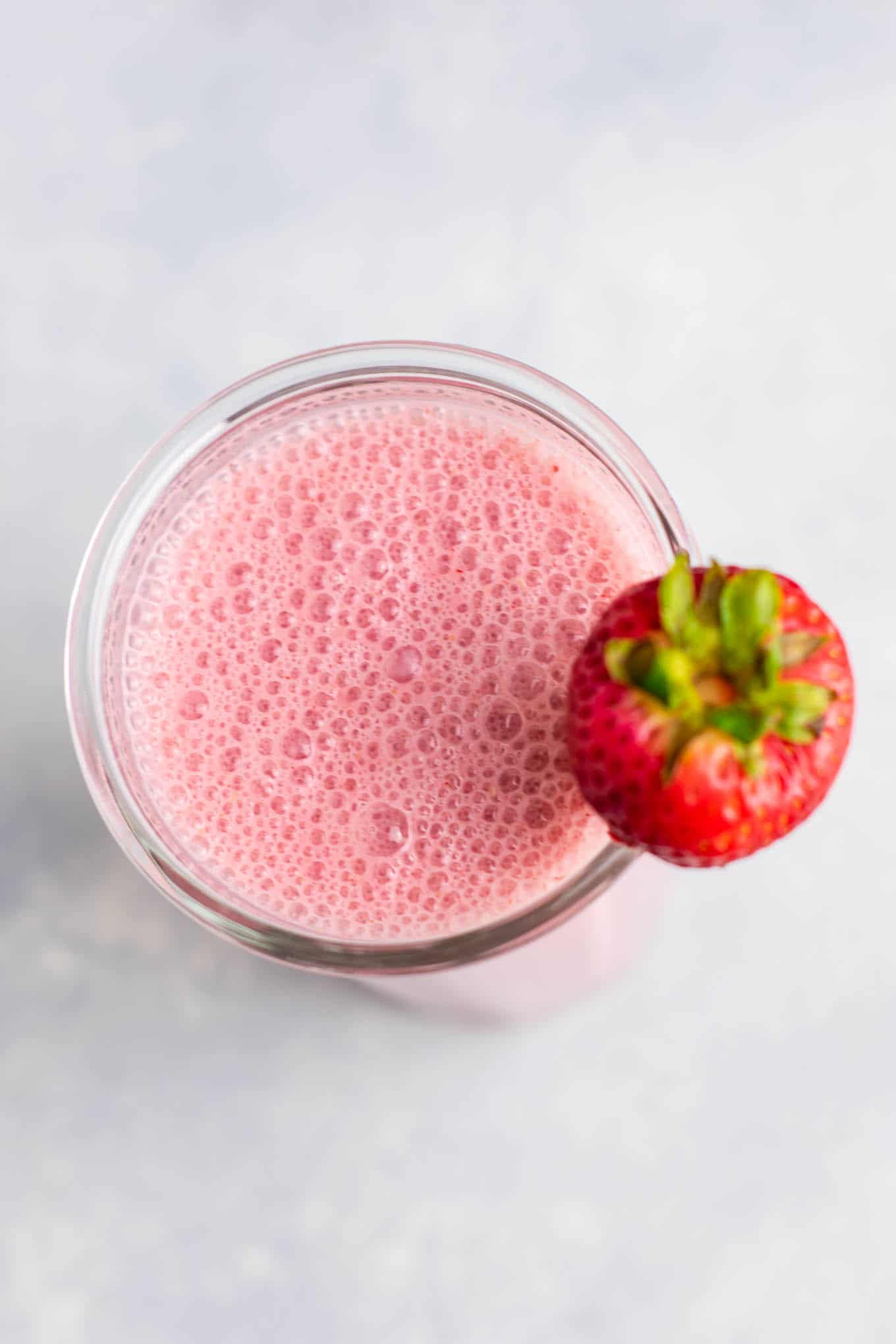 Easy smoothie recipe with fresh strawberries. Perfect for summer! #strawberrysmoothie #smoothie #vegetarian #breakfast #smoothierecipe #healthy #healthyfood #healthyrecipes #healthylifestyle