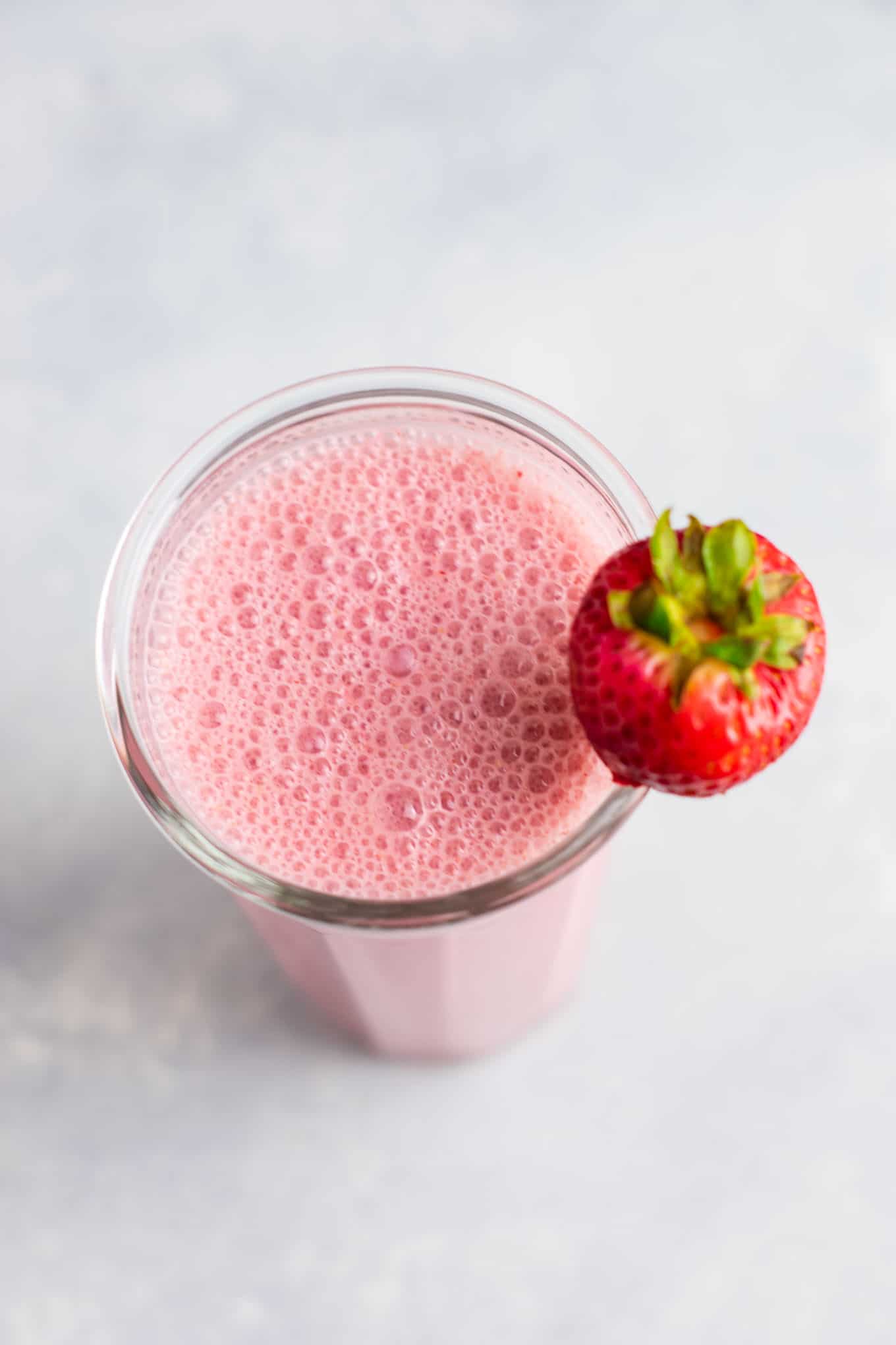 Strawberry smoothie recipe with fresh strawberries. Perfect for summer! #strawberrysmoothie #smoothie #vegetarian #breakfast #smoothierecipe #healthy #healthyfood #healthyrecipes #healthylifestyle