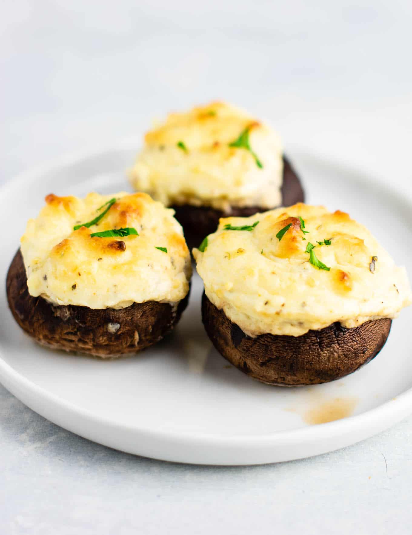 Easy Stuffed Portobello mushrooms with cream cheese and sour cream – a healthy vegetarian appetizer! (and low carb) #easyrecipe #creamcheese #vegetarian #appetizer #vegetarianappetizer #lowcarb #healthy #healthyrecipe #healthyappetizer