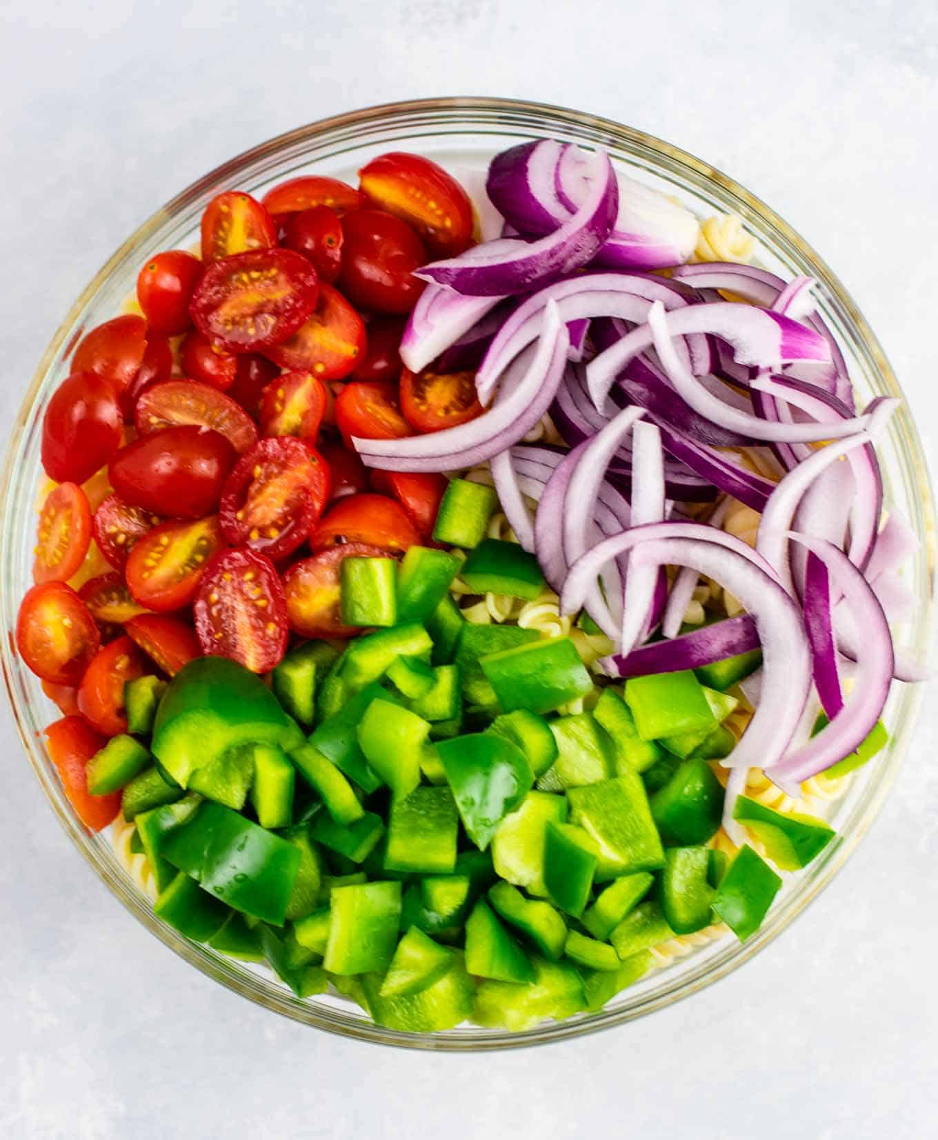 Vegan pasta salad recipe – this was AMAZING! So much flavor and really easy to make. #vegan #pastasalad #vegetarian #sidedish #summer #meatless #dairyfree #healthyrecipe #veganpastasalad