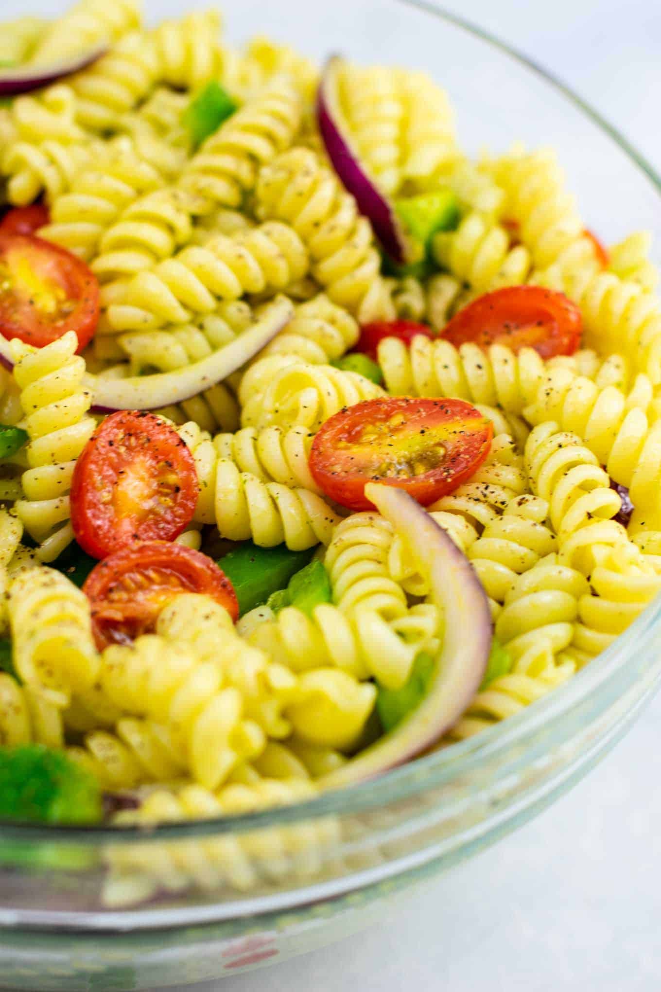 Vegan cold pasta salad recipe – this was AMAZING! So much flavor and really easy to make. #vegan #pastasalad #vegetarian #sidedish #summer #meatless #dairyfree #healthyrecipe #veganpastasalad