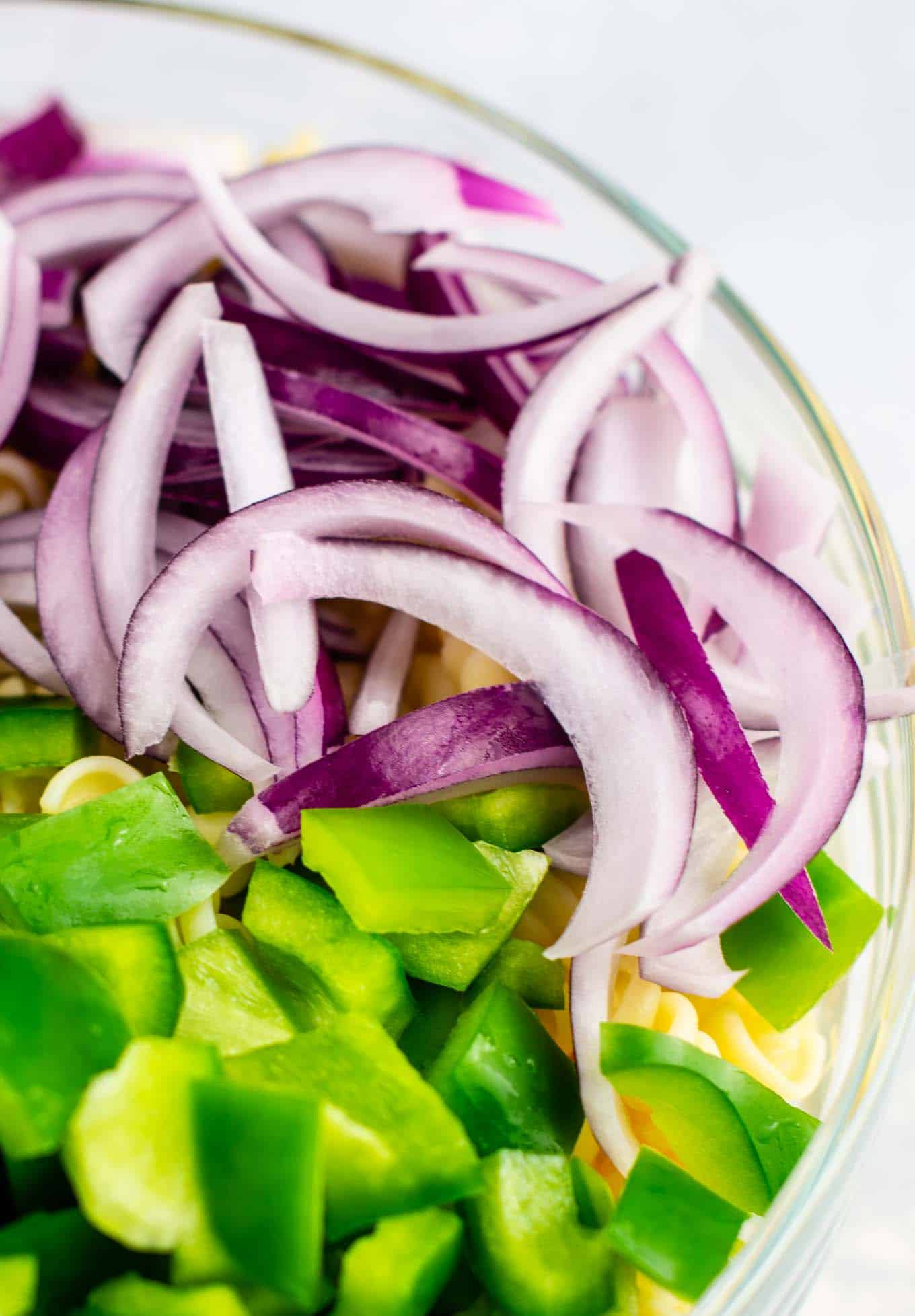 Vegan pasta salad recipes – this was AMAZING! So much flavor and really easy to make. #vegan #pastasalad #vegetarian #sidedish #summer #meatless #dairyfree #healthyrecipe #veganpastasalad