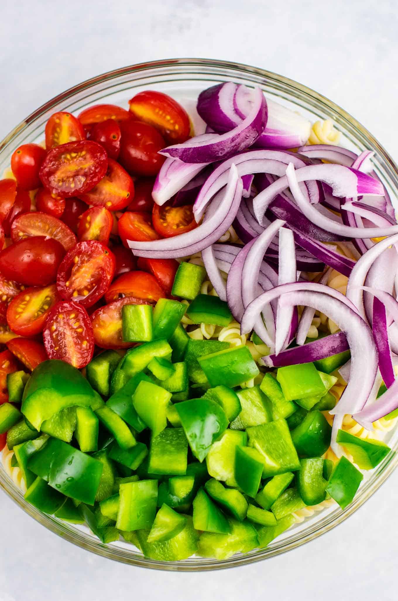 Vegan cold pasta salad recipe – this was AMAZING! So much flavor and really easy to make. #vegan #pastasalad #vegetarian #sidedish #summer #meatless #dairyfree #healthyrecipe #veganpastasalad