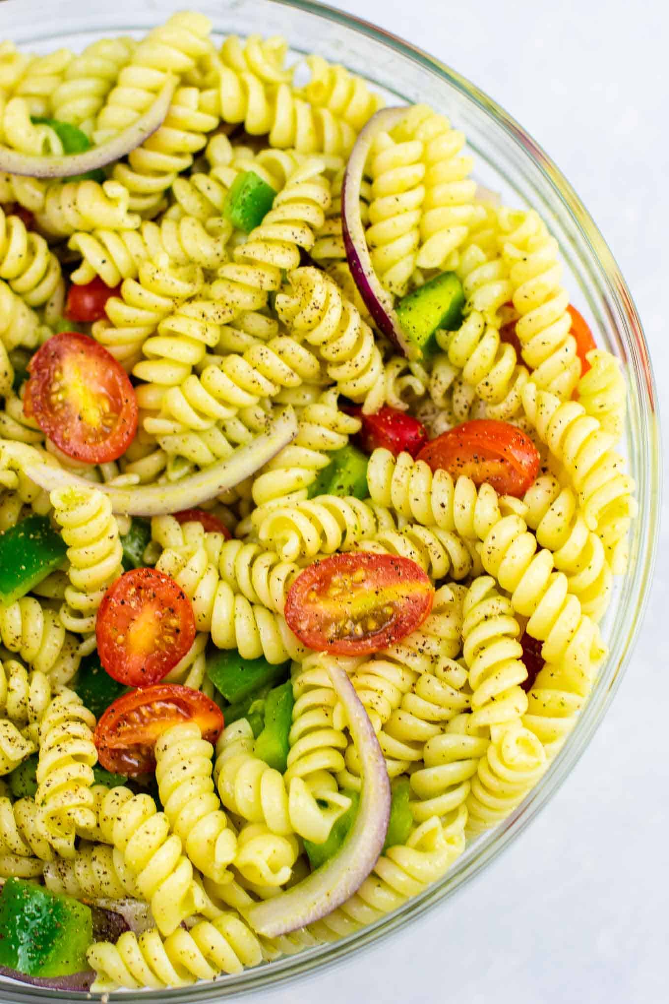 Vegan pasta salad recipes – this was AMAZING! So much flavor and really easy to make. #vegan #pastasalad #vegetarian #sidedish #summer #meatless #dairyfree #healthyrecipe #veganpastasalad