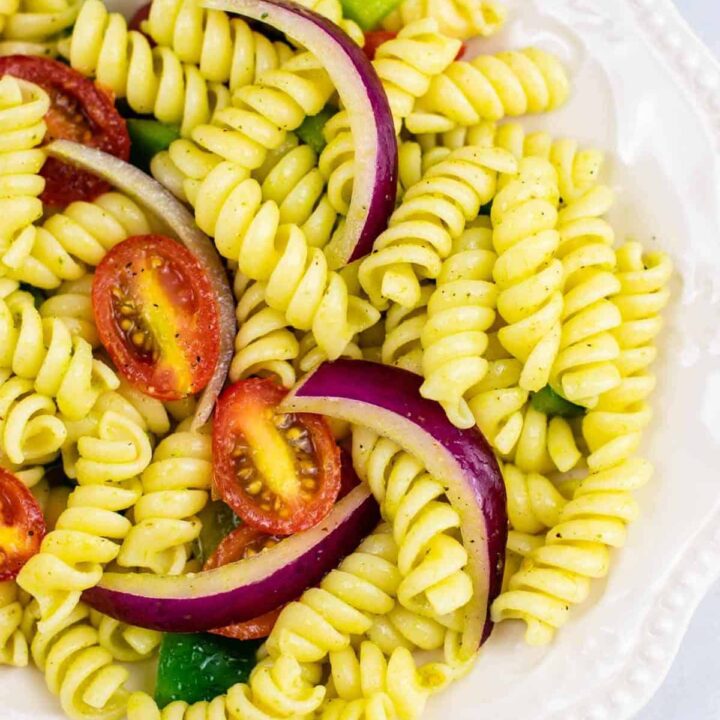 Vegan pasta salad recipe – this was AMAZING! So much flavor and really easy to make. #vegan #pastasalad #vegetarian #sidedish #summer #meatless #dairyfree #healthyrecipe #veganpastasalad