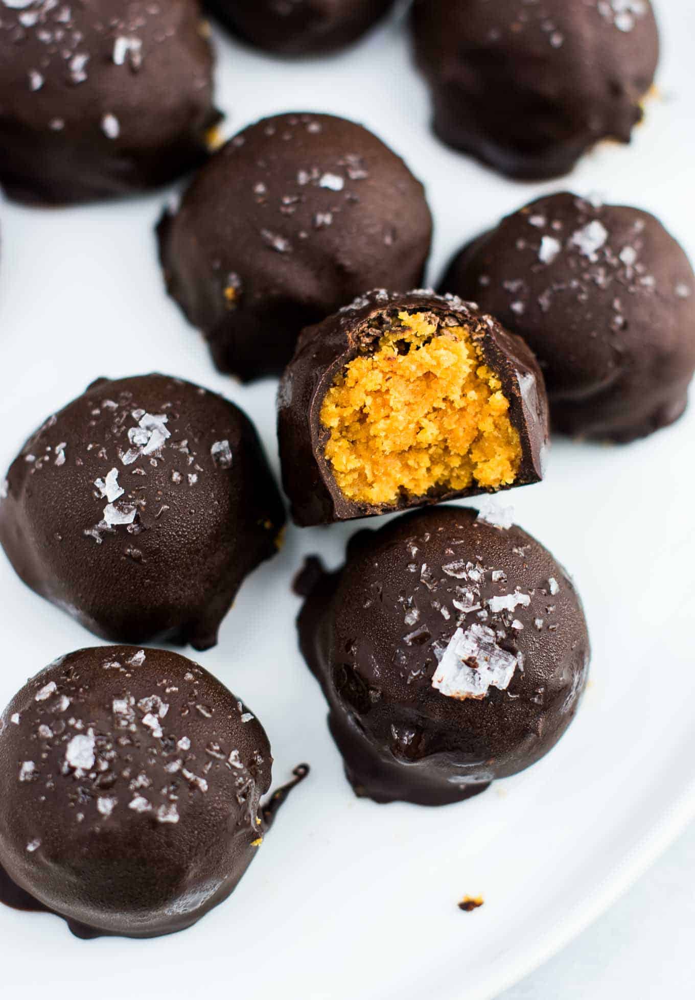 Dark chocolate pumpkin truffles recipe (vegan, gluten free) These taste AMAZING! Made with coconut flour and dark chocolate chunks. This needs to be your next pumpkin dessert! #pumpkintruffles #pumpkin #nobake #vegan #glutenfree #dessert