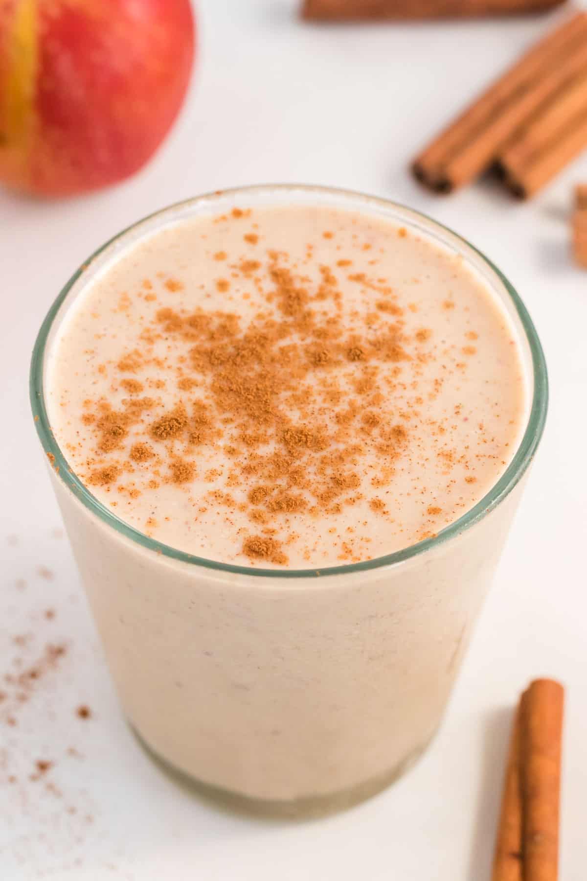 glass full of healthy apple pie smoothie topped with cinnamon