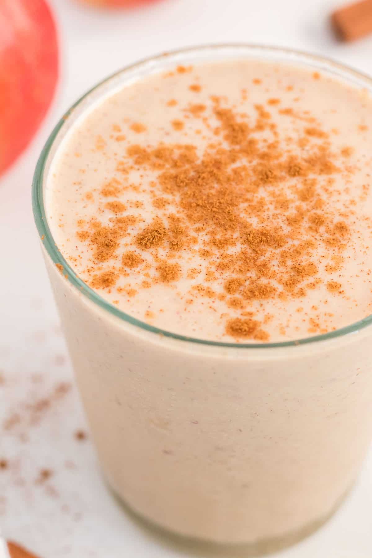 glass full of healthy apple pie smoothie topped with cinnamon