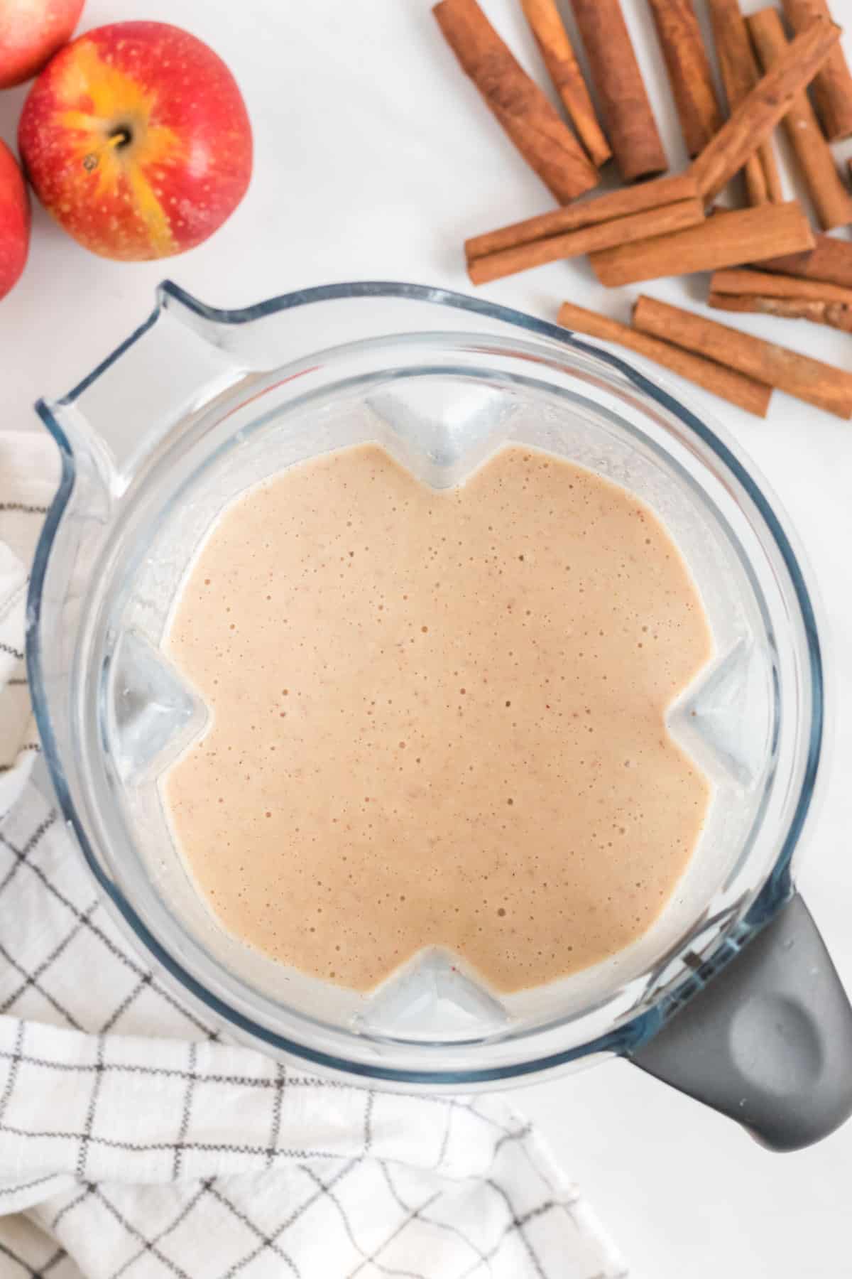 apple pie smoothie in the blender