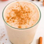 glass full of healthy apple pie smoothie topped with cinnamon