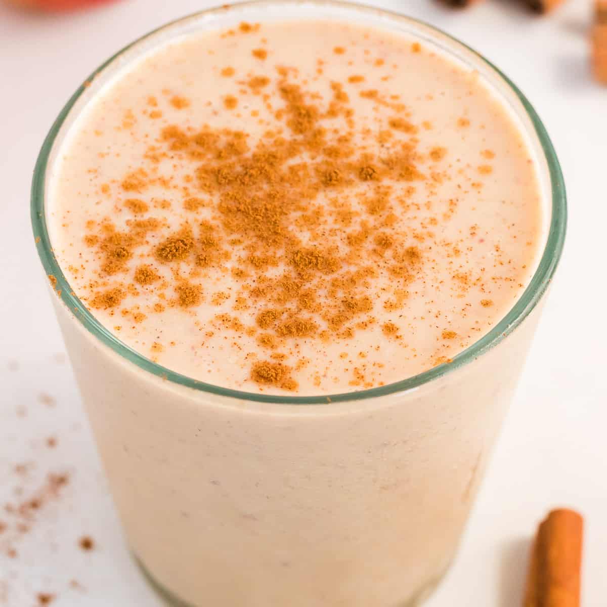 glass full of healthy apple pie smoothie topped with cinnamon